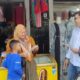 Kepala BPJS Ketenagakerjaan atau BPJamsostek Cabang Langsa, Muhammad Kurniawan saat menyapa pedagang melakukan sosialisasi manfaat program BPJamsostek kepada para pedagang di Pajak Peukan Langsa di Gampong Peukan Langsa, Kecamatan Langsa Kota, Kamis (21/12). Waspada/dede