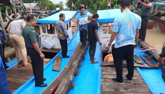 Bupati Sergai Serahkan Bantuan Perahu Penangkap Ikan