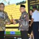Wakil Presiden Republik Indonesia Prof. Dr. K.H. Ma'ruf Amin menyerahkan penghargaan Proper Emas kepada Awang Lazuardi selaku Direktur Pengembangan dan Produksi Sub Holding Upstream pada Rabu, 20 Desember 2023 di Hotel Bidakara Jakarta.(Waspada/Yusri).