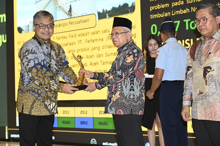 Wakil Presiden Republik Indonesia Prof. Dr. K.H. Ma'ruf Amin menyerahkan penghargaan Proper Emas kepada Awang Lazuardi selaku Direktur Pengembangan dan Produksi Sub Holding Upstream pada Rabu, 20 Desember 2023 di Hotel Bidakara Jakarta.(Waspada/Yusri).