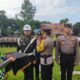 Kapolres Abdya, AKBP Dhani Catra Nugraha SH SIK MH, memasangkan tanda pita kepada perwakilan personel, dalam apel gelar pasukan operasi Lilin Seulawah 2023, di halaman Mapolres. Kamis (21/12).Waspada/Syafrizal
