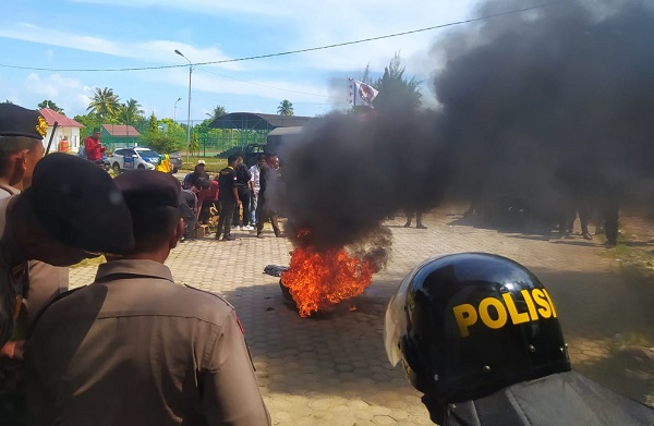 Massa membakar ban di depan Gedung Futsal Komplek ISC Aceh Timur di Idi, Kamis (21/12). Waspada/H. Muhammad Ishak