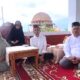 Ustadz Abdul Somad (UAS), saat menerima tamu di kediamannya kota Pekan Baru, Riau l, Kepala sekolah SD Al-Wasliyah 80 Kisaran bersama staf dan tenaga pengajar. Waspada/Ist