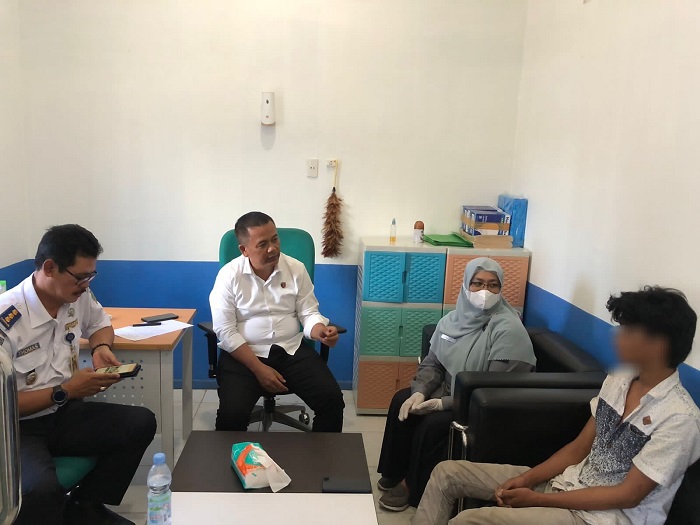 Satu orang kernet bus dinyatakan positif mengandung Metamphetamine (Sabu) dan Amphetamine (Ekstasi) saat dilakukan test urine narkoba terhadap 32 awak angkutan darat di Terminal Tipe A Sibolga, Kamis (21/12). Waspada/ist