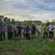 Penjabat (Pj) Bupati Aceh Besar, Muhammad Iswanto melakukan panen bawang di Gampong Saney, Kecamatan Lhoong, Aceh Besar, Sabtu (16/12). (Waspada/Ist)
