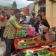 Kadis Pangan Abdul Haris menyerahkan bantuan bibit sayuran siap tanam, beserta alat pertanian lengkap kepada warga Desa Gunung Lagan Kecamatan Gunung Meriah, Kamis (21/12). WASPADA/Ariefh