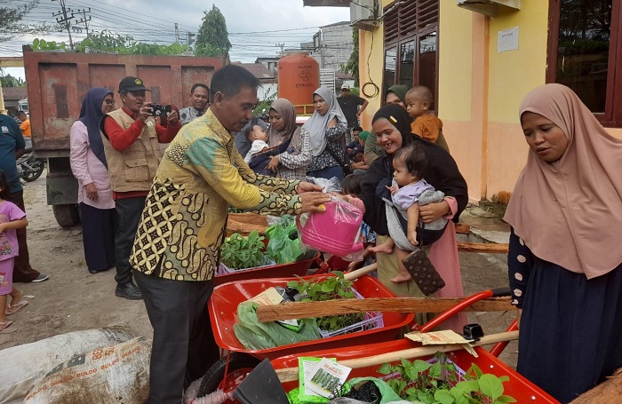 Kadis Pangan Abdul Haris menyerahkan bantuan bibit sayuran siap tanam, beserta alat pertanian lengkap kepada warga Desa Gunung Lagan Kecamatan Gunung Meriah, Kamis (21/12). WASPADA/Ariefh