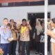 Wali kota Binjai Drs H Amir Hamzah M AP didampingi oleh Kepala SMA 1 Syafrizal Tarigan S Pd, M Pd melambaikan tangan kepada siswa usai acara tersebut.(Waspada/Ist)