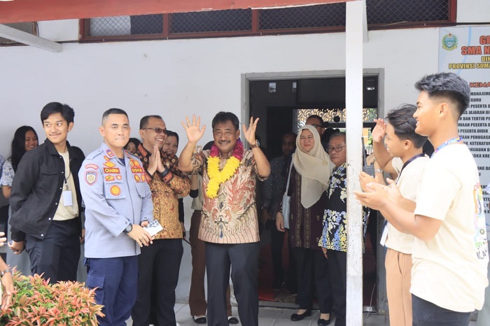 Wali kota Binjai Drs H Amir Hamzah M AP didampingi oleh Kepala SMA 1 Syafrizal Tarigan S Pd, M Pd melambaikan tangan kepada siswa usai acara tersebut.(Waspada/Ist)