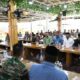 Kapolres Aceh Timur AKBP Andy Rahmansyah SIK MH, menyampaikan arahan dalam Program Jumat Curhat di New Espresso Idi, Jumat (22/12). Waspada/H. Muhammad Ishak