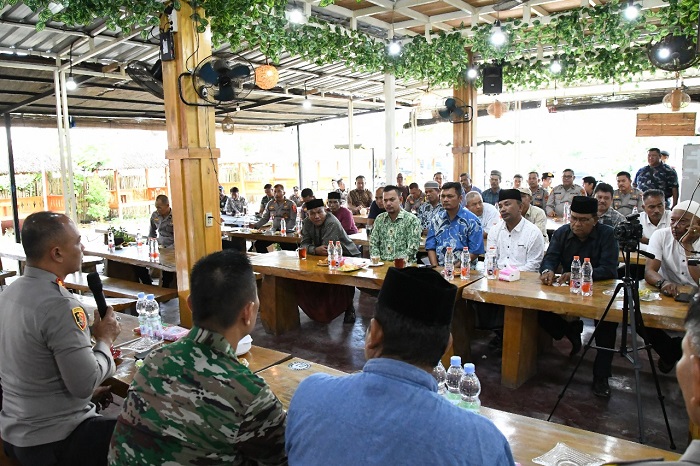 Kapolres Aceh Timur AKBP Andy Rahmansyah SIK MH, menyampaikan arahan dalam Program Jumat Curhat di New Espresso Idi, Jumat (22/12). Waspada/H. Muhammad Ishak