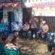Wakapolres Tapteng, Kompol Kamaluddin Nababan memberikan arahan kepada warga di acara Program Jumat Curhat Polri yang dilaksanakan Polres Tapteng, di Halaman Kantor Desa Sitio-tio, Jumat (22/12). Waspada/ist