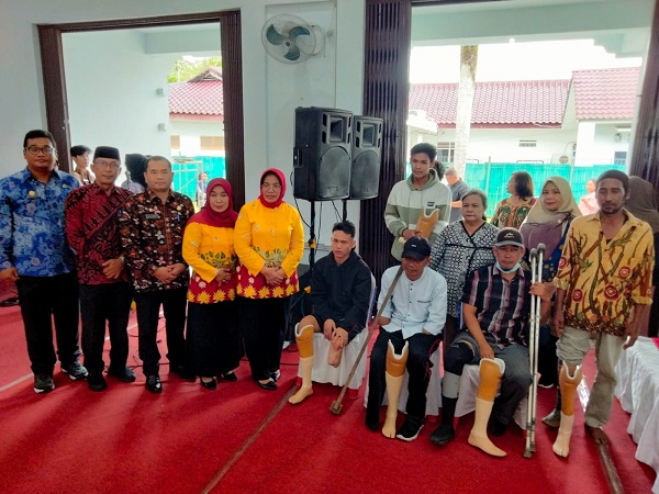 KETUA TP PKK Deliserdang Hj.Sri Pepeni MA Yusuf Siregar, Sekdakab Deliserdang H.Timur Tumanggor, Kadis Sosial Rudi Akmal Tambunan, Ketua Baznas H.Surya Putra dan Ketua DWP Hj.Boya Yanti Timur Tumanggor foto bersama usai menyerahkan bantuan kaki palsu dalam rangka Hari Kesetiakawanan Sosial Nasional Tahun 2023 di Balairung Pemkab Deliserdang, Jum’at (22/12). (Waspada/Khairul K Siregar/B)