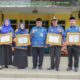 Plh. Sekda Rahuddin Harahap serahkan penghargaan Kemen PAN-RB kepada Kabag Organisasi dan tiga UPP lokus PEKPPP di Pemko Padangsidimpuan. (Waspada/Ist)