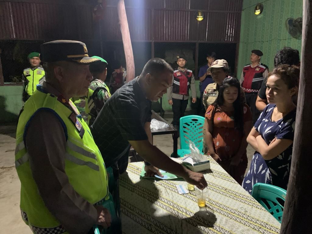 Polres Simalungun dipimpin Kasat Narkoba AKP Adi Haryono menggelar razia gabungan di beberapa tempat hiburan malam dan cafe, di Jalan Asahan, Sabtu (16/12) malam.(Waspada/ist).