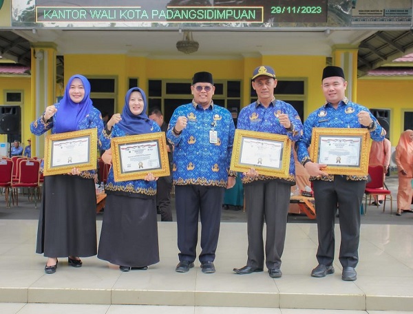Plh. Sekda Rahuddin Harahap serahkan penghargaan Kemen PAN-RB kepada Kabag Organisasi dan tiga UPP lokus PEKPPP di Pemko Padangsidimpuan. (Waspada/Ist)