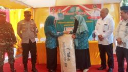 Pj Ketua PKK Aceh Timur, dr Maizarniwati, menyerahkan Antropometri Kit saat mengunjungi lokasi Posyandu di Desa Alue Lhok Idi Cut, Darul Aman, Aceh Timur, Kamis (21/12). Waspada/H. Muhammad Ishak