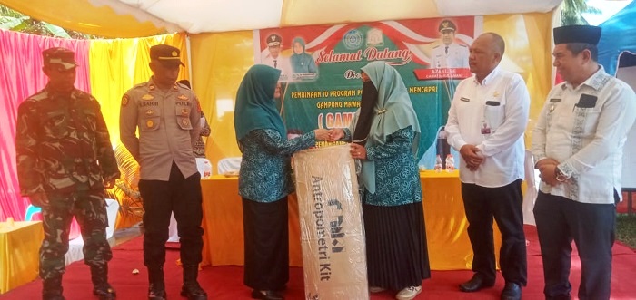 Pj Ketua PKK Aceh Timur, dr Maizarniwati, menyerahkan Antropometri Kit saat mengunjungi lokasi Posyandu di Desa Alue Lhok Idi Cut, Darul Aman, Aceh Timur, Kamis (21/12). Waspada/H. Muhammad Ishak