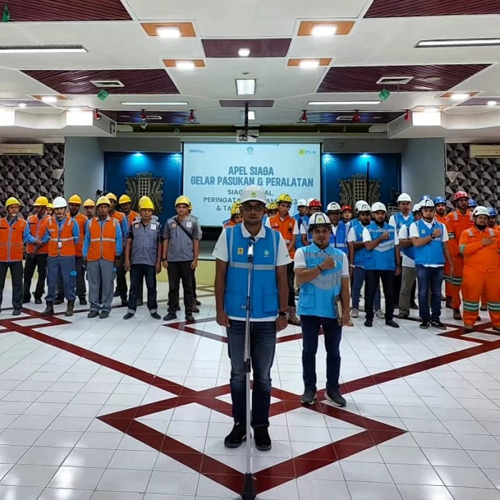 Demi lancarkan listrik untuk Nataru, Jumat (22/12), General Manager UID Aceh Parulian Noviandri memimpin apel siaga secara serentak dengan menggelar pasukan dan peralatan kelistrikan di Aula Seuramoe Samudera Pase. Waspada/Zainuddin. Abdullah