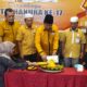 Ketua DPC Partai Hanura Padangsidimpuan H. Marataman Siregar, SH memotong nasi tumpeng pada peringatan HUT ke-17 Partai Hanura di Kantor DPC Partai Hanura Padangsidimpuan, Kamis (21/12). Waspada/Mohot Lubis.