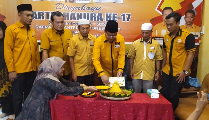 Ketua DPC Partai Hanura Padangsidimpuan H. Marataman Siregar, SH memotong nasi tumpeng pada peringatan HUT ke-17 Partai Hanura di Kantor DPC Partai Hanura Padangsidimpuan, Kamis (21/12). Waspada/Mohot Lubis.