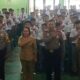 Kapolsek Siantar Timur Polres Pematangsiantar Iptu Jon H Purba (tengah depan) pose bersama pelajar dan lainnya usai memberikan bimbingan dan pengarahan di SMKN 2, Jl. Sangnaualuh Damanik, Senin (4/12) dan mengimbau pelajar SMKN 2 tidak tawuran atau perkelahian dan buli sesama teman.(Waspada-Ist).