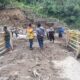 Tim gabungan saat membersihkan material banjir dari halaman rumah warga dan jembatan yang terdampak banjir, Kamis (21/12).(Waspada/ist).