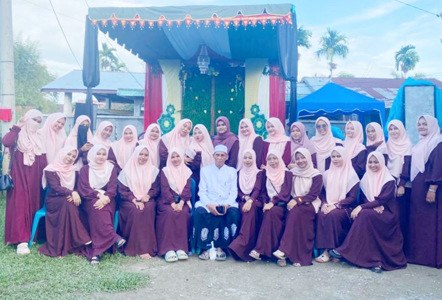 Kegiatan peringatan Maulid Nabi Muhammad Saw 1445 H/2023 M, Diniyah Ruhul Fata Gampong Alue Beurawe, Kecamatan Langsa Kota, Kota Langsa, Sabtu (23/12) malam.Waspada/Munawar
