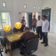 Dua tersangka kasus akun bodong Facebook Usman Udin yang salah satunya merupakan oknum komisioner Komisi Independen Pemilihan (KIP) Kota Langsa dan barang bukti saat diserahkan pihak Polres Langsa kepada Kejaksaan Negeri Langsa, Rabu (27/12). Waspada/dede