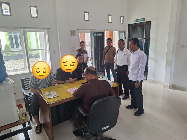 Dua tersangka kasus akun bodong Facebook Usman Udin yang salah satunya merupakan oknum komisioner Komisi Independen Pemilihan (KIP) Kota Langsa dan barang bukti saat diserahkan pihak Polres Langsa kepada Kejaksaan Negeri Langsa, Rabu (27/12). Waspada/dede