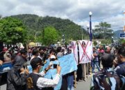 Kantor Bupati dan DPRD Tapteng didemo Gerakan Lintas Pemuda Ormas Mahasiswa dan Masyarakat Tapteng, Rabu (27/12). Waspada/Hotbin Purba