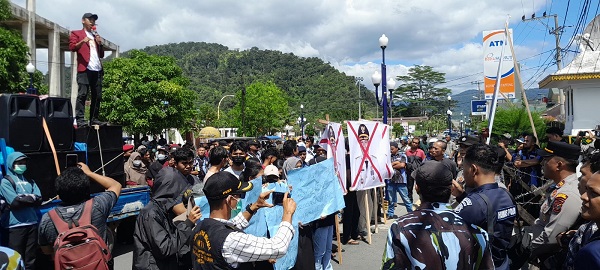 Kantor Bupati dan DPRD Tapteng didemo Gerakan Lintas Pemuda Ormas Mahasiswa dan Masyarakat Tapteng, Rabu (27/12). Waspada/Hotbin Purba