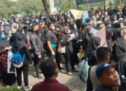 Seratusan Guru Honor Aksi Damai Di Depan Kantor Bupati Langkat 