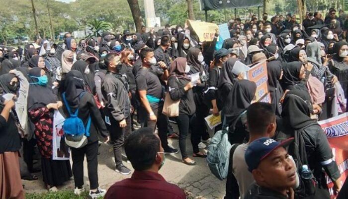 Seratusan Guru Honor Aksi Damai Di Depan Kantor Bupati Langkat 