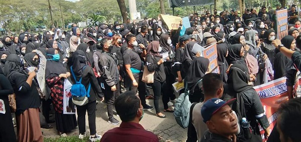 Seratusan guru honor yang kecewa dengan hasil ujian PPPK guru 2023 melakukan aksi damai di depan Kantor Bupati Langkat, Rabu (27/12). Waspada/Boy Aprizal 