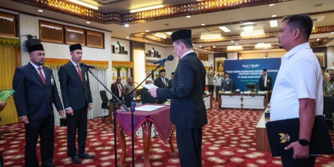 Penjabat Gubernur Aceh, Achmad Marzuki, selaku Pemegang Saham Pengendali PT. BAS, saat mengambil sumpah dan melantik, Fadhil Ilyas sebagai Direktur Bisnis, dan M. Hendra Supardi sebagai Direktur Dana dan Jasa BAS Periode 2023-2027, di Meuligoe Gubernur Aceh, Rabu, (27/12). (Waspada/Zafrullah)