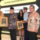 Wakil Presiden, K.H. Ma’ruf Amin menyerahkan Sertifikat 'Green Leadership Utama' dari KLHK kepada Direktur Utama ANJ, Lucas Kurniawan (kiri), Rabu (20/12) di Jakarta.Waspada/ist