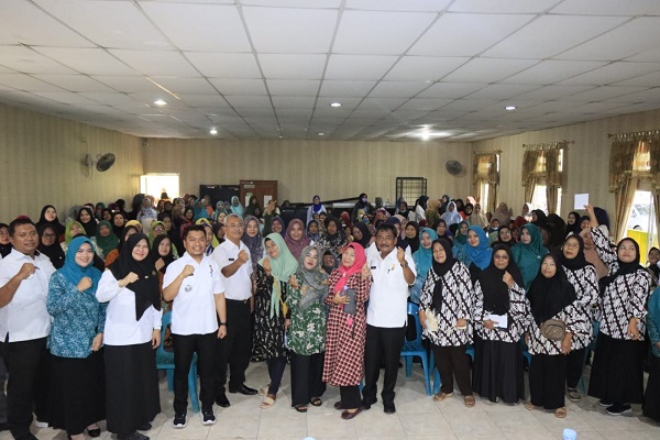 Wali Kota Binjai foto bersama para Kader Posyandu. (Waspada/Ist)