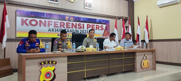 Kapolres Langsa AKBP Muhammadun, SH didampingi Kasat Reskrim, Ipda Rahmad S. Sos, S.H., MSi, Kasat Resnarkoba, AKP Mulyadi, SH. MH, Kasat Lantas, Iptu Irfan Firdaus, S.Tr.K, SIK dan Kasatpol Airud, AKP Nurmansyah, SAP saat konferensi pers akhir tahun di aula Mapolres Langsa, Kamis (28/12). Waspada/dede