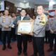 Kapolres Langkat AKBP Faisal Rahmat HS, SIK. SH. MH mendapat penghargaan dari Ombudsman RI di Gedung Aula Catur Prasetya Polda Sumut Medan,  Rabu (27/12/2023). Waspada/ist 