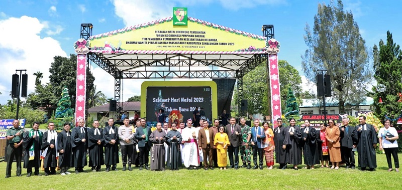 Bupati Simalungun dan seluruh Forkopimda serta Ketua TP PKK foto bersama dengan panitia Natal Oikumene, Rabu (27/12).(Waspada/ist).
