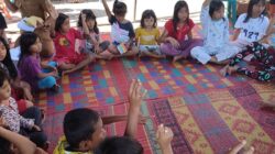 PARA SISWA/I korban longsor tengah belajar dan bermain di Pos Pengungsian. Waspada/ist