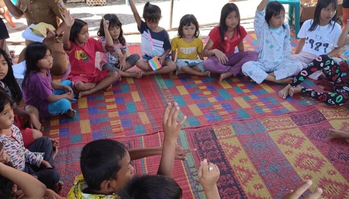 Siswa Korban Longsor Ujian Semester Di Posko Penampungan