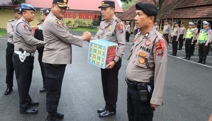 Polres Binjai Berikan Bingkisan Natal