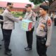 Wakapolres Binjai memberikan bingkisan kepada anggota yang merayakan Natal.(Waspada/Ist).