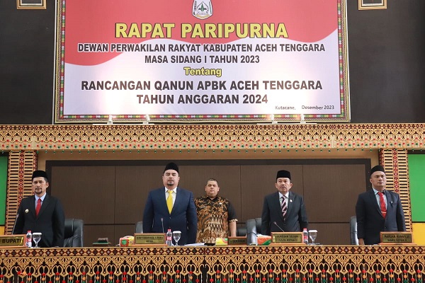 Pj Bupati, Drs. Syakir, M.Si dan Ketua DPRK Agara Deni Febrian Roza dan wakiln pimpinan dewan lainnya, saat memulai pembahasan RAPBK 2024, Waspada/Ist