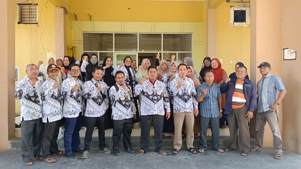 Sejumlah Guru Kota Subulussalam yang mendatangi Kantor BPKD, Kamis (28/12). (Waspada/Ist)