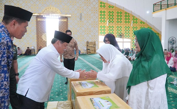 BUPATI Deliserdang HM Ali Yusuf Siregar didampingi Ketua Panitia Syahrul MPd menyerahkan buku Yasin kepada kelompok pengajian pada acara pengajian dan zikir Akbar Refleksi Akhir Tahun 2023 di Masjid Agung Sultan Thaf Sinar Basarsyah Kompleks Perkantoran Pemkab Deliserdang, Kamis (28/12). (Waspada/Khairul K Siregar/B)