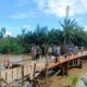 Pj Bupati Aceh Timur Ir Mahyuddin M.Si, meninjau jembatan yang rusak diterjang banjir di perbatasan Gampong Kliet – Sarah Pineung, Kec. Ranto Peureulak, Aceh Timur, Kamis (28/12). Waspada/H. Muhammad Ishak