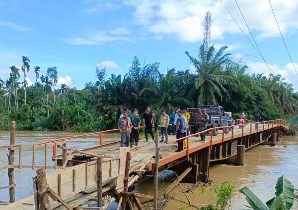 Pj Bupati Aceh Timur Ir Mahyuddin M.Si, meninjau jembatan yang rusak diterjang banjir di perbatasan Gampong Kliet – Sarah Pineung, Kec. Ranto Peureulak, Aceh Timur, Kamis (28/12). Waspada/H. Muhammad Ishak